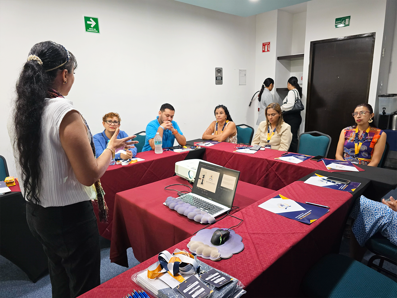 Cancún 2025 explicando un tema