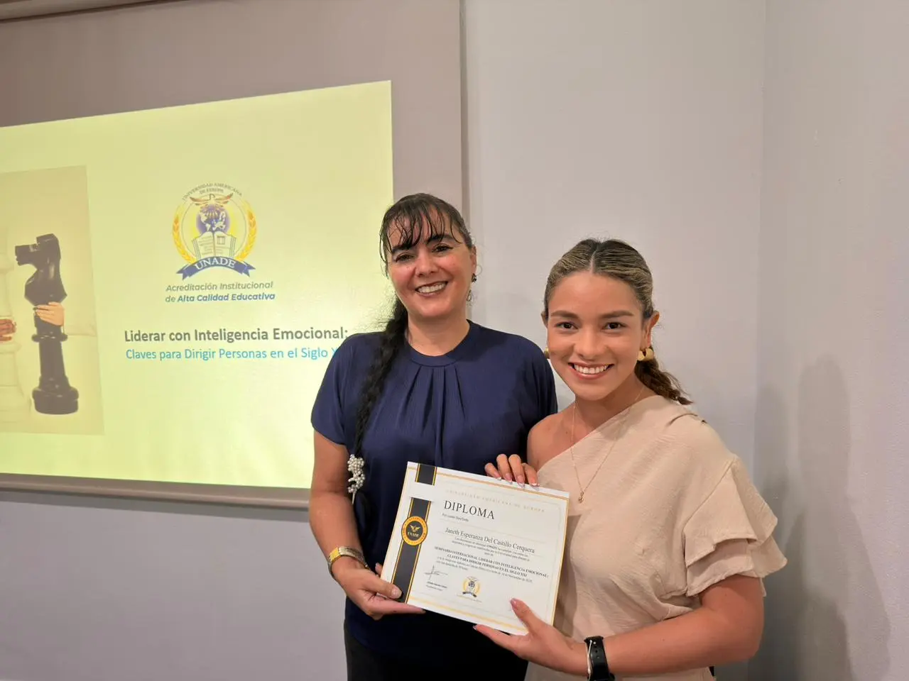 Cancún 2025 mostrando diploma