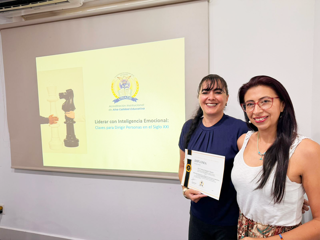 Cancún 2025 enseñando diapositiva