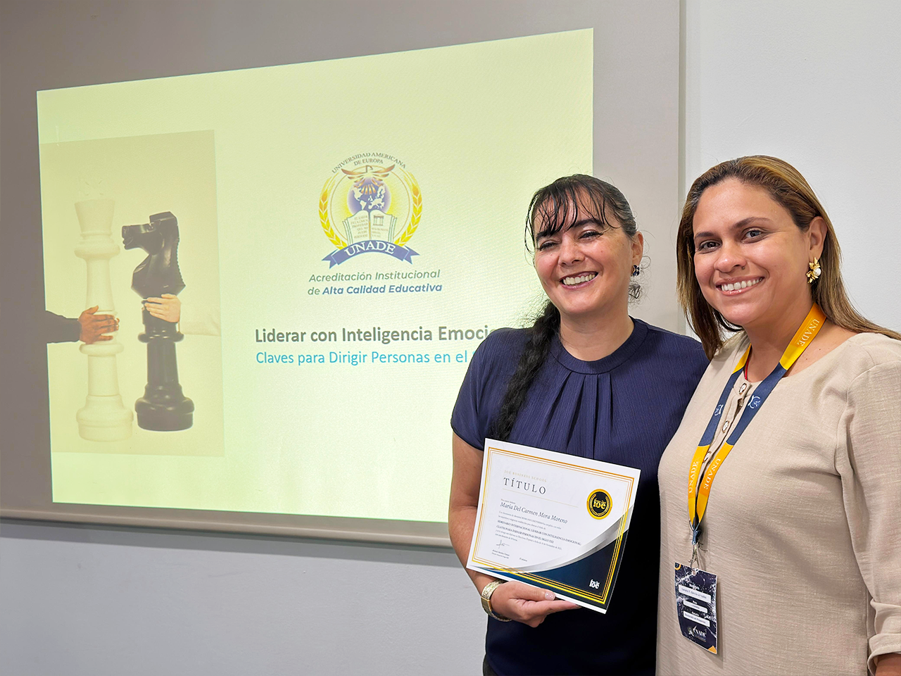 Cancún 2025 enseñando diapositiva