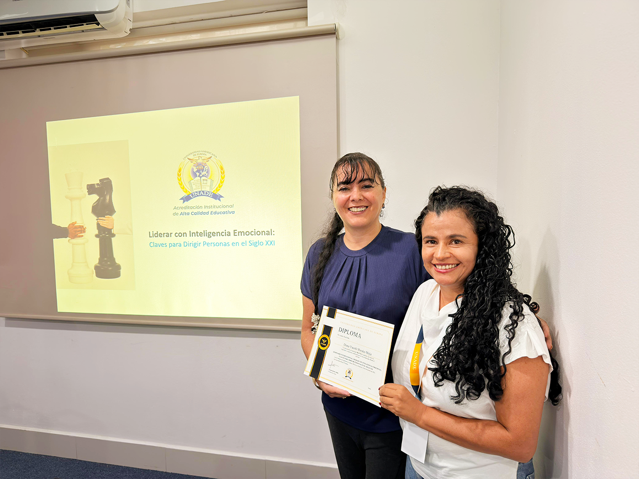 Cancún 2025 enseñando diapositiva