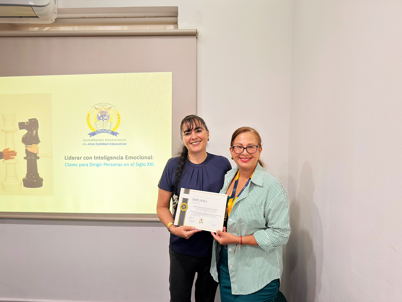 Cancún 2025 enseñando diapositiva