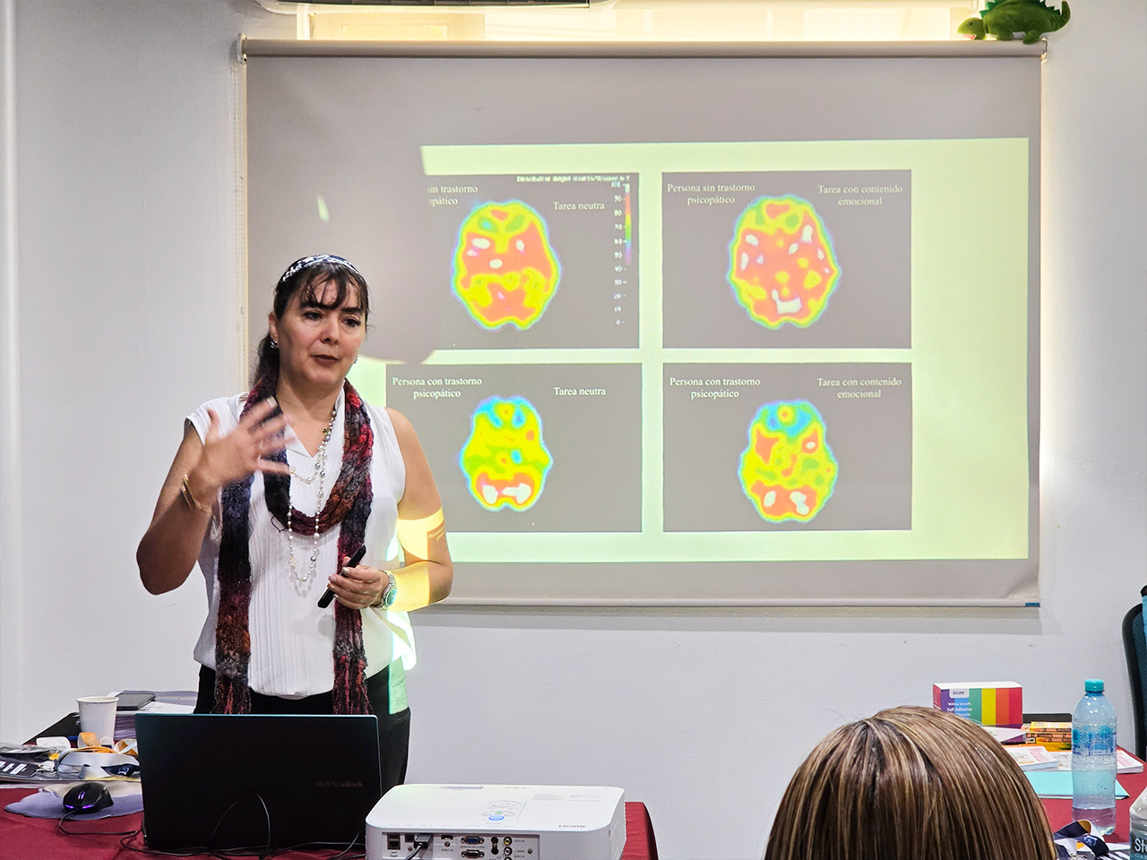 Cancún 2025 enseñando diapositiva